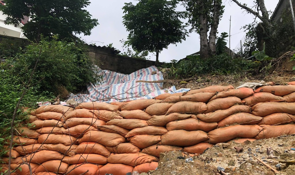 Tuyến kè gần 20 tỷ đồng chưa làm xong đã nát như tương - 3 Tuyến kè gần 20 tỷ đồng chưa làm xong đã nát như tương - 3