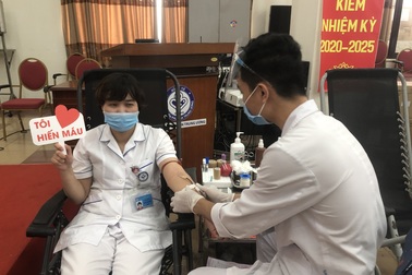 350 bác sĩ hiến máu cứu người bệnh trong mùa dịch Covid-19
