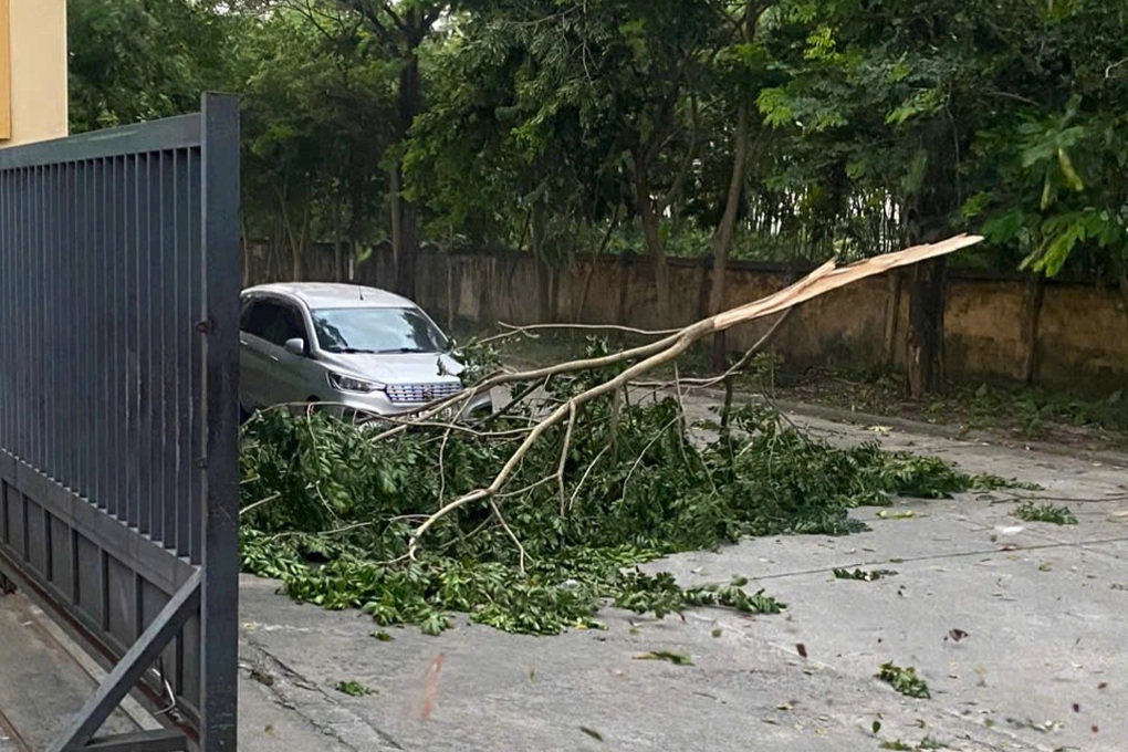 Trần nhà bị giật tung, nhiều người thót tim vì mắc kẹt giữa cuồng phong - 2 Trần nhà bị giật tung, nhiều người thót tim vì mắc kẹt giữa cuồng phong - 2