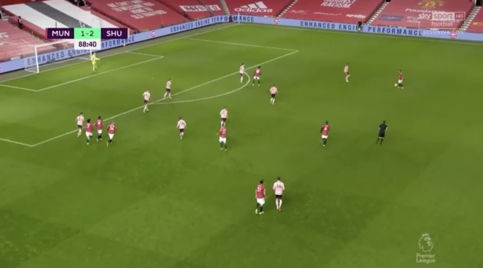 Gã lười Martial cần học hỏi sự mạnh mẽ của Cavani - 2