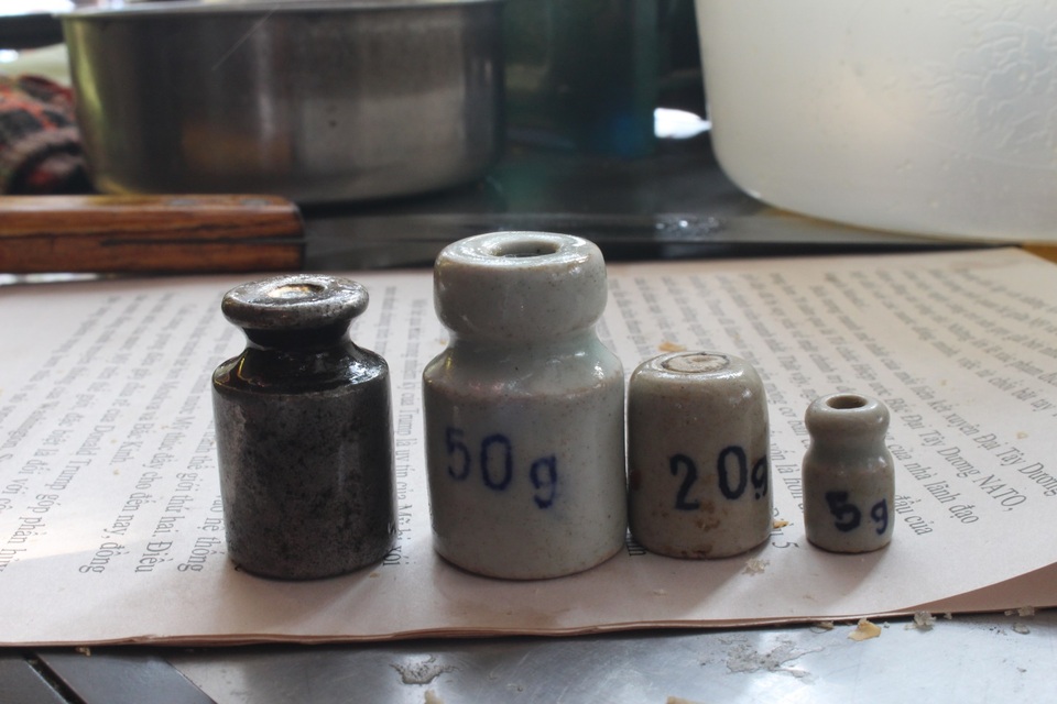 Báu vật giúp hàng giò chả nức tiếng phố cổ Hà Nội đông khách suốt 40 năm - 4