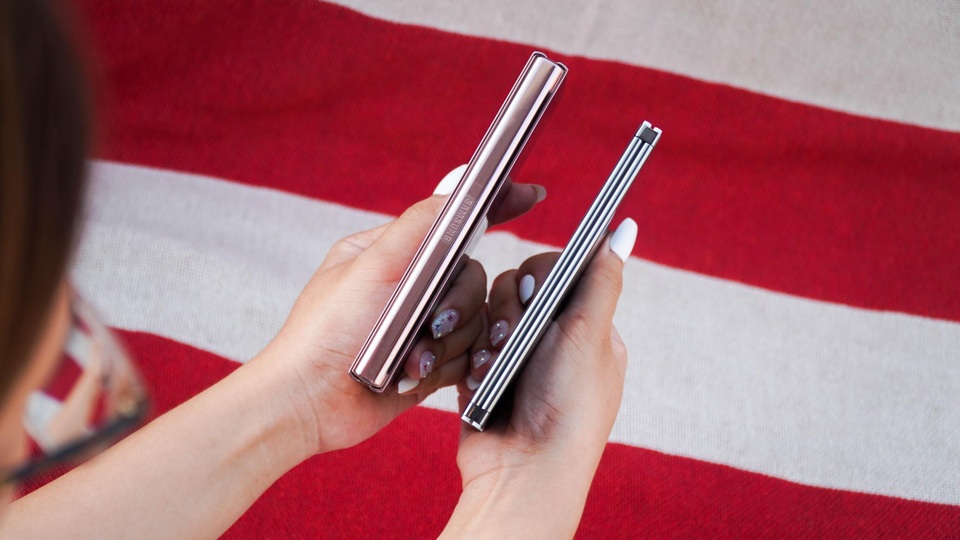 Galaxy Z Fold2 đối đầu Surface Duo: smartphone màn hình gập nào tốt hơn? - 6 Galaxy Z Fold2 đối đầu Surface Duo: smartphone màn hình gập nào tốt hơn? - 6