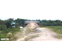 Hai cây cầu trăm tỷ bỏ hoang vì không có đường dẫn