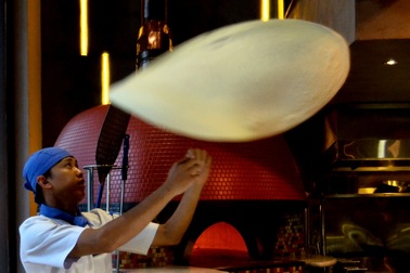 Kinh ngạc với nghệ thuật "múa bột làm bánh Pizza"