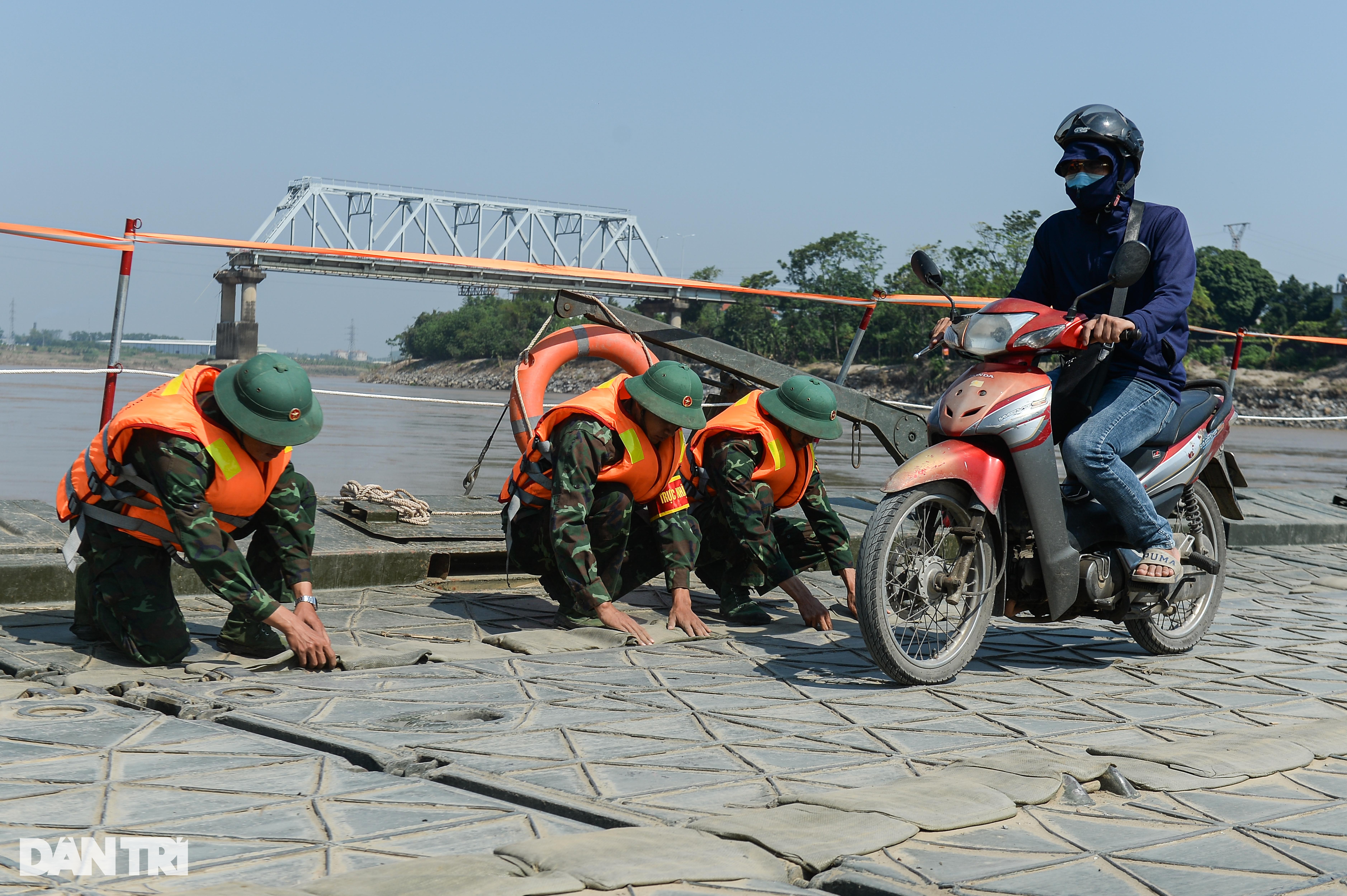 View - Dòng người và phương tiện nườm nượp qua cầu phao Phong Châu | Báo Dân trí