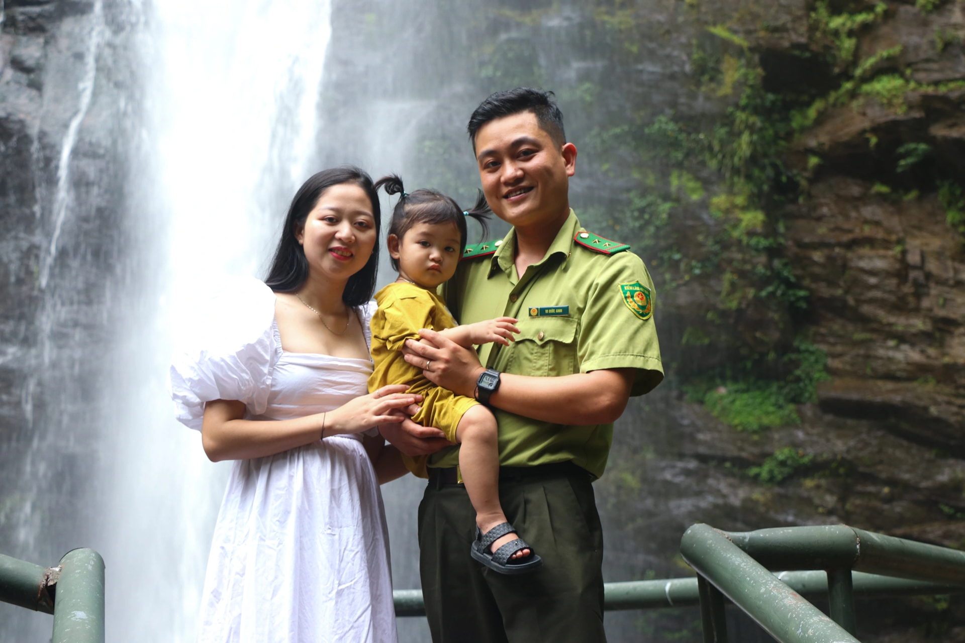 Người dân lên rừng tắm thác trong dịp Giỗ Tổ Hùng Vương - 6 Người dân lên rừng tắm thác trong dịp Giỗ Tổ Hùng Vương - 6
