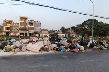 Rác ngập ngụa, hôi thối trên nhiều tuyến đường ở Thanh Hóa