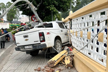 Người phụ nữ dừng đèn đỏ bị ô tô tông tử vong
