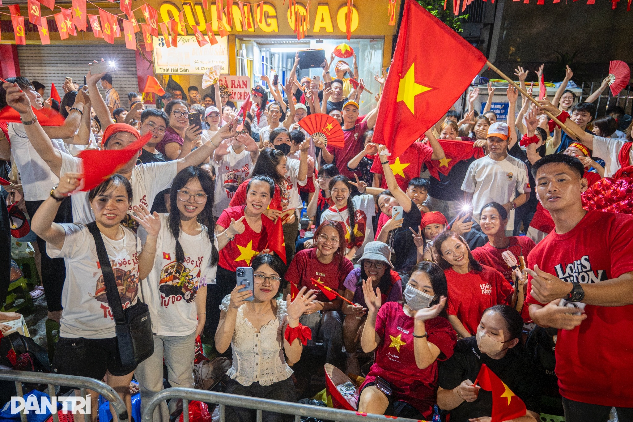 Đêm Hà Nội rộn rã tiếng ca, hàng vạn người hân hoan chờ lễ diễu binh - 3