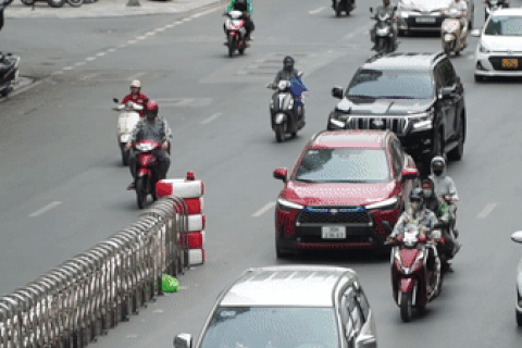 Thí điểm phân làn đường Nguyễn Trãi: Nhiều xe gặp tai nạn đâm dải phân cách