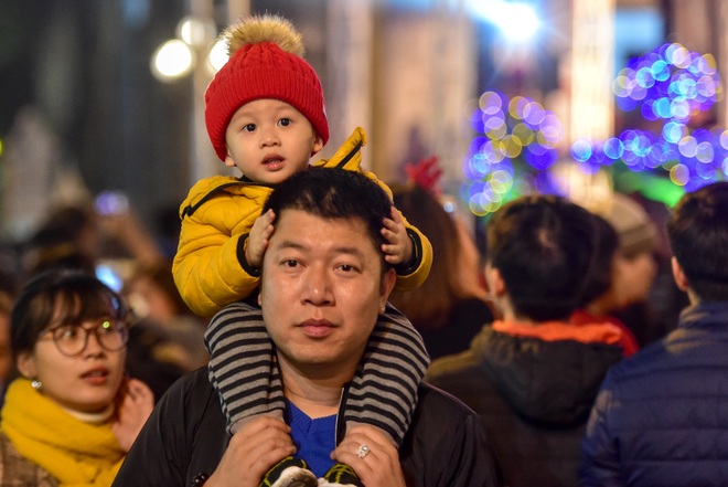 24h trước lễ Giáng sinh: Chôn chân giữa biển người tại Nhà thờ Lớn, phố Hàng Mã - 8 24h trước lễ Giáng sinh: Chôn chân giữa biển người tại Nhà thờ Lớn, phố Hàng Mã - 8