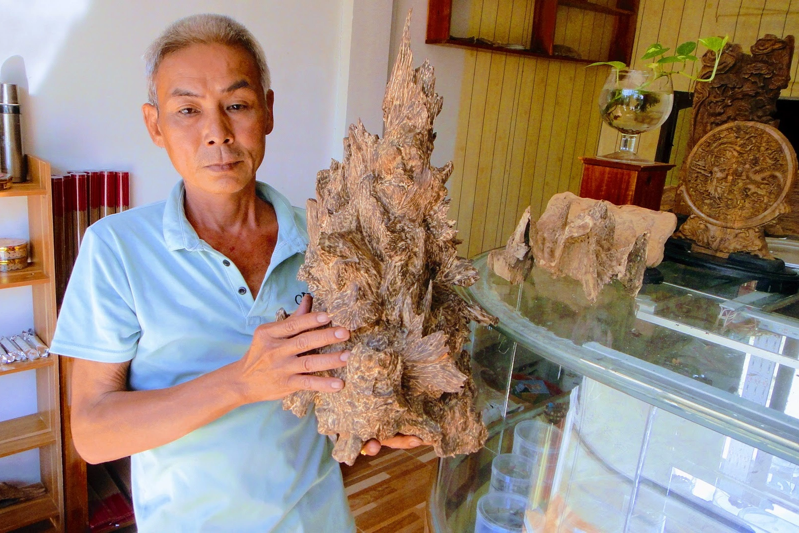 Xoi dó tìm trầm, kiếm cơ may ẵm chục triệu mỗi ngày - 1