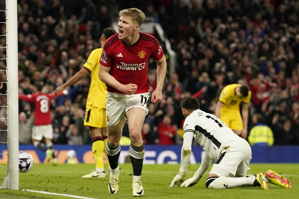 Man Utd đánh bại Sheffield Utd trong cơn mưa bàn thắng ở Old Trafford - 3