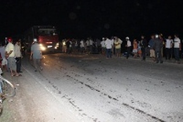 Xe máy húc vào đuôi xe tải, 2 người chết, 1 người nguy kịch