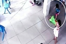Bé trai 17 tháng tuổi bị nhóm bạn giẫm đạp lên người ở trường mầm non