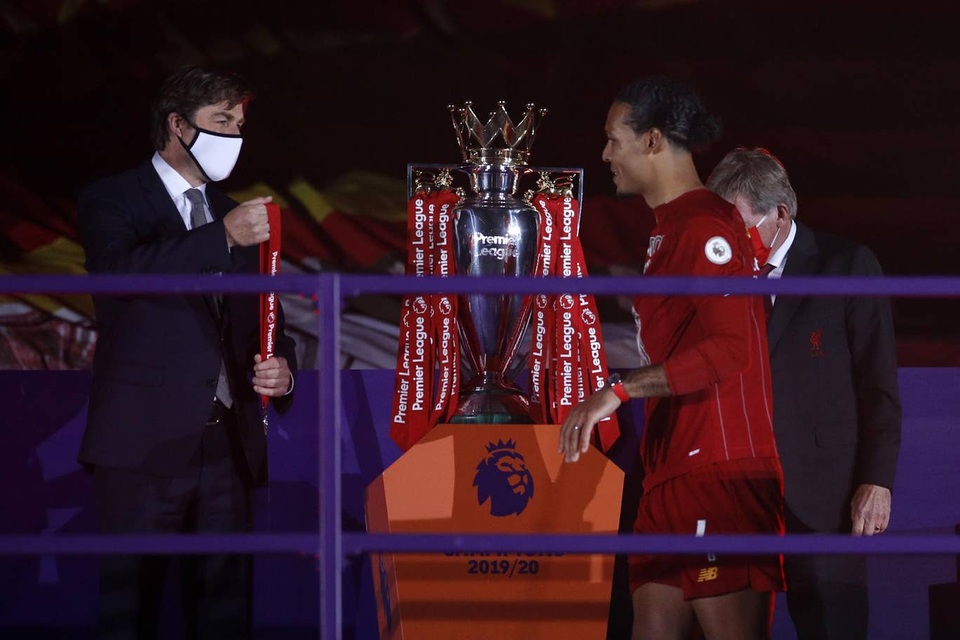 Liverpool ngập tràn hạnh phúc nhận cúp vô địch Premier League - 5 Liverpool ngập tràn hạnh phúc nhận cúp vô địch Premier League - 5