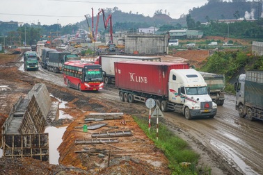 Phương tiện nối đuôi nhau "bò" qua nút giao lầy như ruộng ở Đà Nẵng