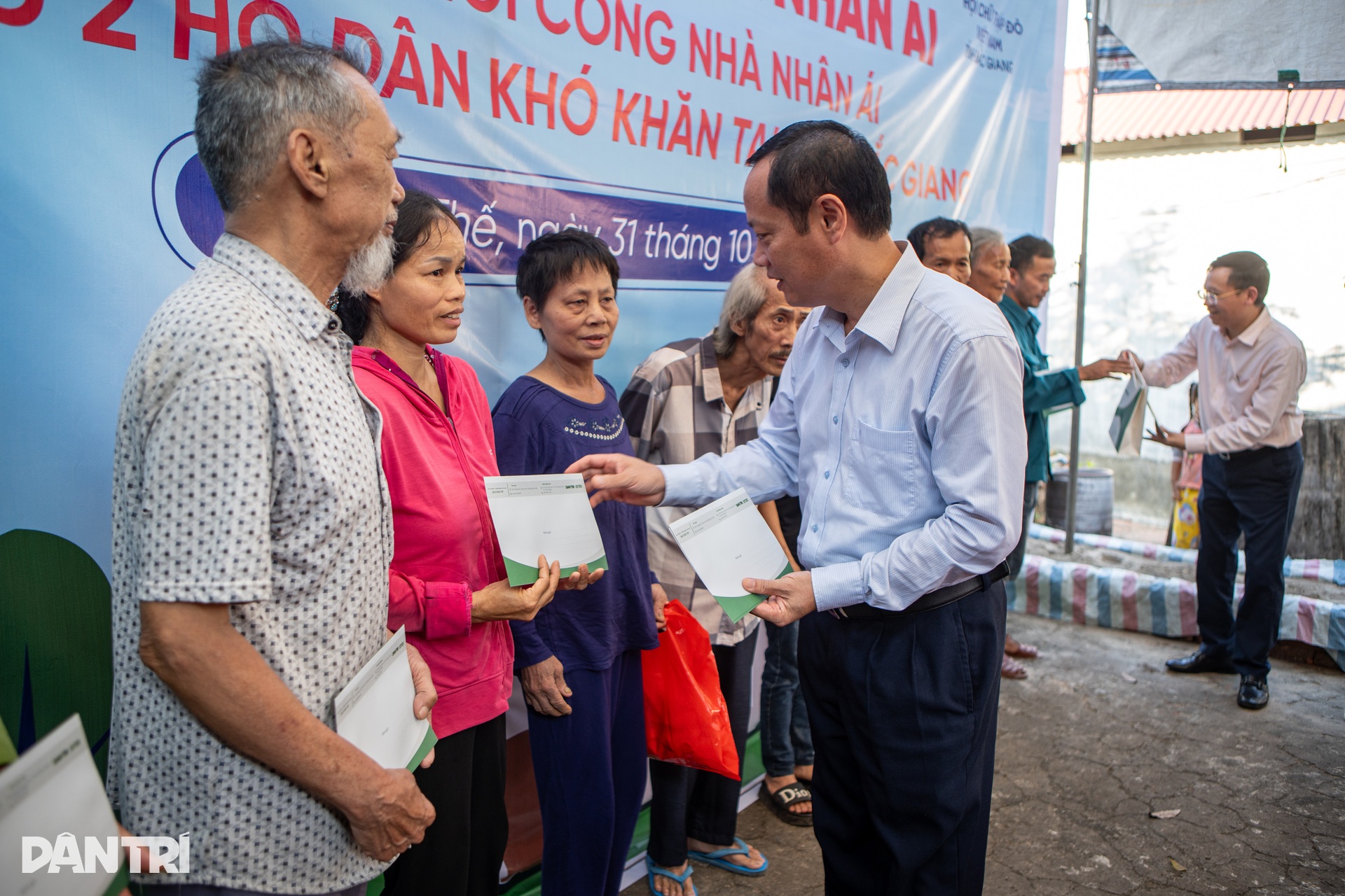 Báo Dân trí khởi công 5 ngôi nhà Nhân ái tại Phú Thọ, Bắc Giang - 12 Báo Dân trí khởi công 5 ngôi nhà Nhân ái tại Phú Thọ, Bắc Giang - 12