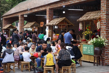 Cuối tuần, người dân đổ về phố đi bộ trải nghiệm "tour" ẩm thực Hà Nội