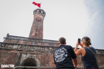 Du khách nước ngoài hủy vé máy bay, chờ ngày được tham quan Cột cờ Hà Nội