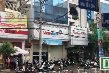 Xông vào ngân hàng dí dao, cướp tiền của khách giao dịch