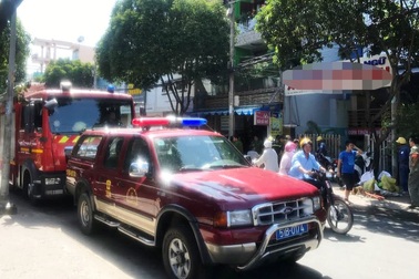 Cảnh sát chạy đua với "bà hoả", dập lửa cứu 5 người trong căn nhà 3 tầng