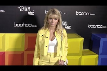 Lottie Moss năng động dự tiệc