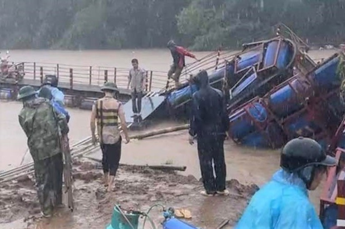 Nước lũ dâng cao cắt đứt cầu phao - 3 Nước lũ dâng cao cắt đứt cầu phao - 3