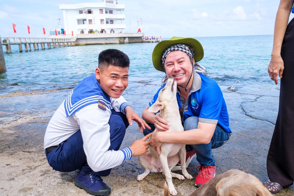 Ca sĩ Quốc Đại tuổi 44: Sợ kết hôn và có con, ngại can thiệp dao kéo - 2 Ca sĩ Quốc Đại tuổi 44: Sợ kết hôn và có con, ngại can thiệp dao kéo - 2