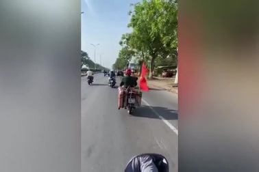 Cựu chiến binh 76 tuổi gây "sốt", tự lái xe máy gần 14.00km xem diễu binh