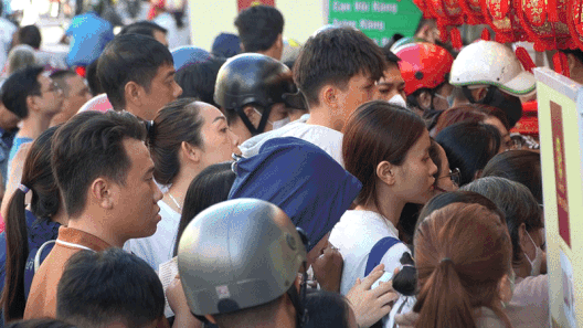 Chen chúc xếp hàng mua bánh Trung thu ở tiệm 40 năm tuổi giữa Sài Gòn