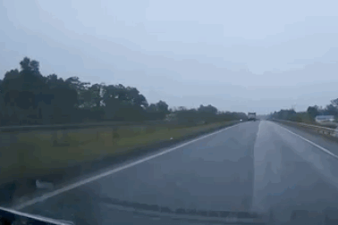 Hồn nhiên dừng xe giữa đường cao tốc để... "giải quyết nỗi buồn"