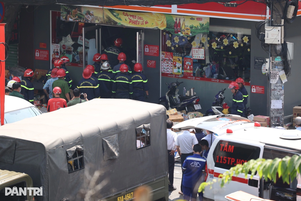 Sập cửa hàng tiện lợi ở TPHCM, nữ sinh lớp 9 tử vong, nhiều người thoát nạn - 4
