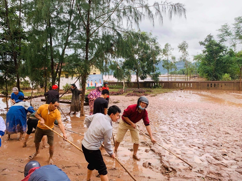 Quảng Bình: Lũ rút, trường học ngổn ngang, bùn đất phủ dày - 11 Quảng Bình: Lũ rút, trường học ngổn ngang, bùn đất phủ dày - 11