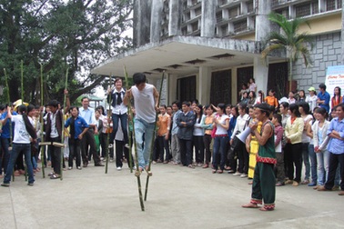 Tưng bừng ngày hội truyền thống cho sinh viên dân tộc thiểu số 