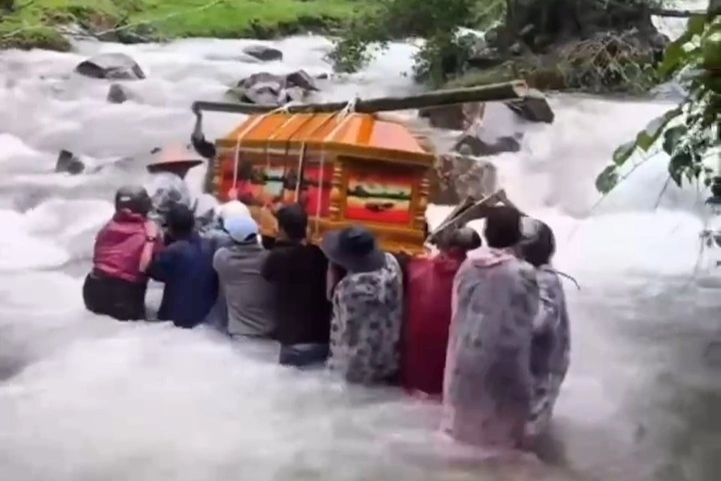 Cả chục người khiêng quan tài vượt dòng nước lũ chảy cuồn cuộn - 1 Cả chục người khiêng quan tài vượt dòng nước lũ chảy cuồn cuộn - 1