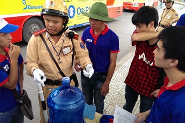 Cảnh sát giao thông Hà Nội ra quân “Tiếp sức mùa thi”