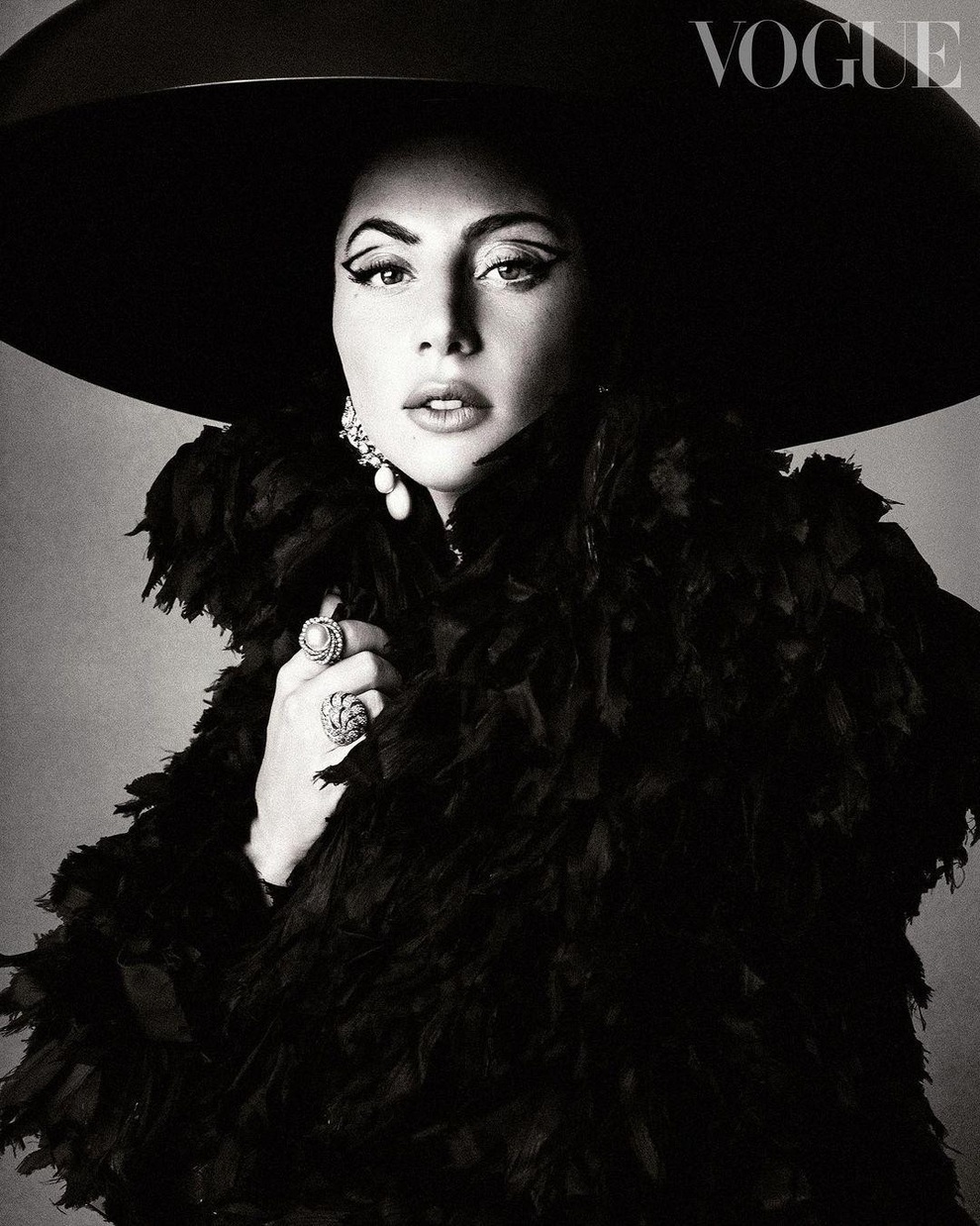 Lady Gaga gây sốc khi chụp ảnh nude trên tạp chí Vogue - 4 Lady Gaga gây sốc khi chụp ảnh nude trên tạp chí Vogue - 4