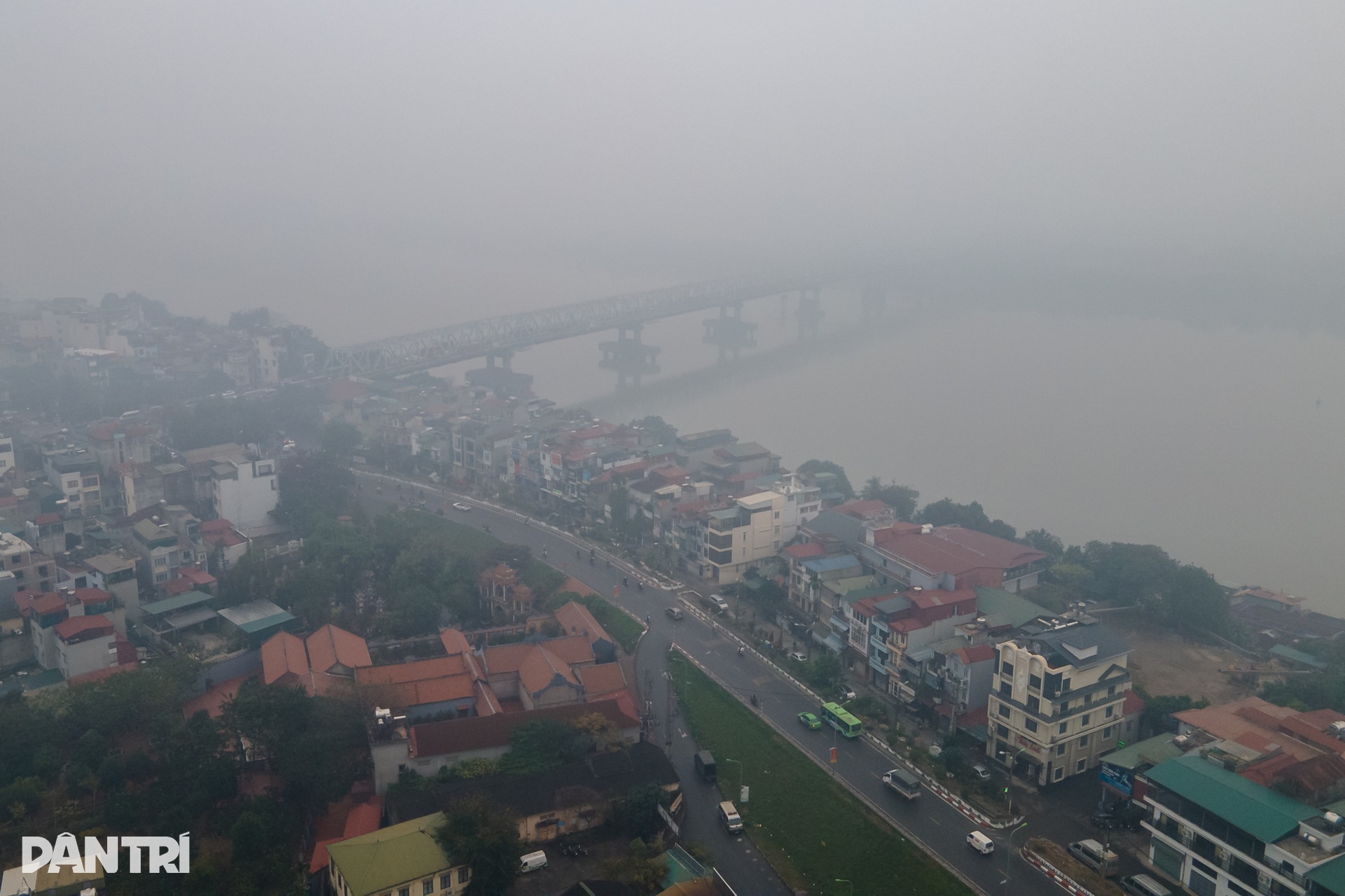 Trời Hà Nội mờ mịt trong ngày cuối năm, chất lượng không khí thấp báo động - 4 Trời Hà Nội mờ mịt trong ngày cuối năm, chất lượng không khí thấp báo động - 4