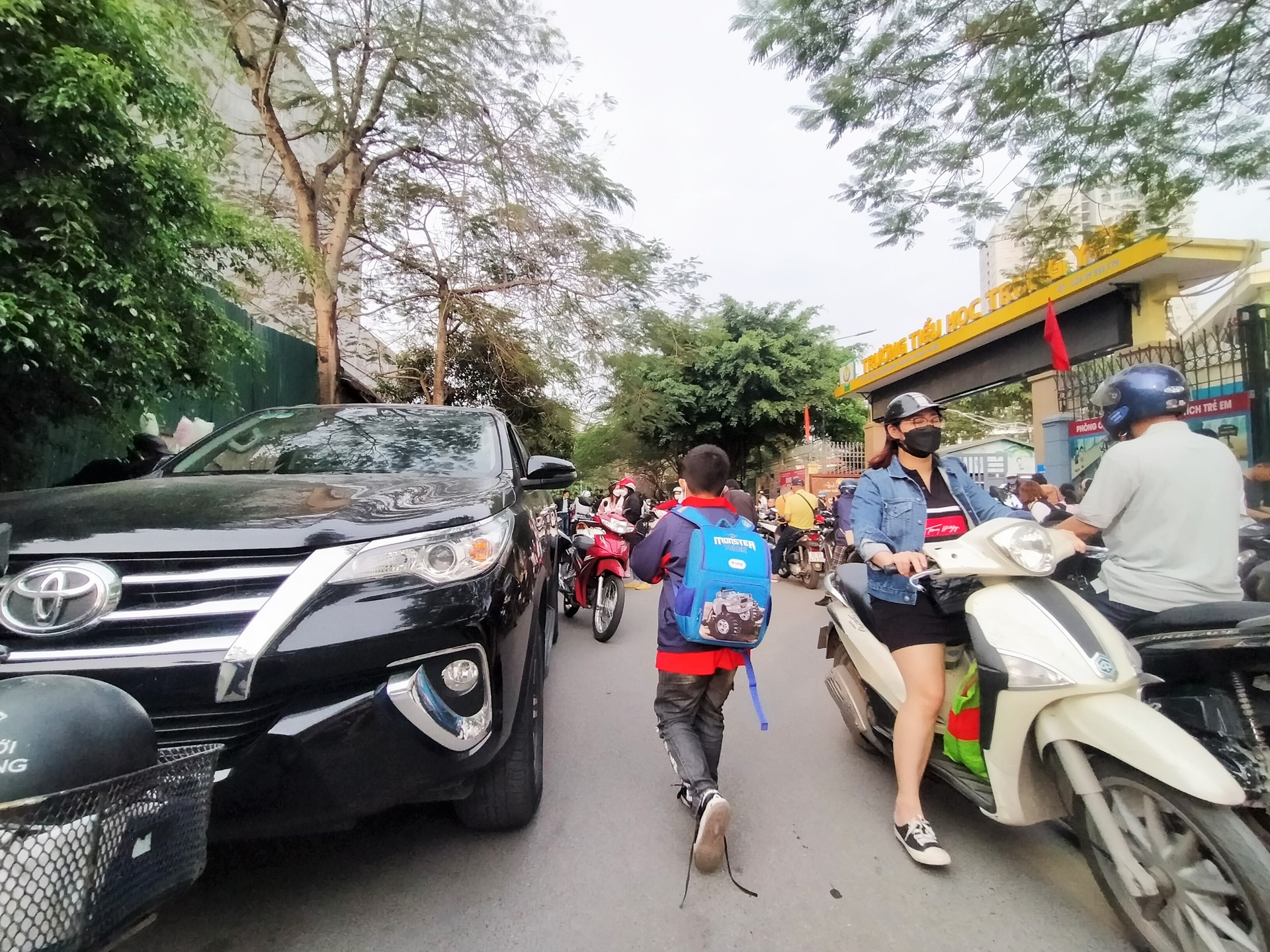 Hà Nội: Ô tô đỗ tràn lan trước cổng trường, học sinh luyện kỹ năng né xe - 13 Hà Nội: Ô tô đỗ tràn lan trước cổng trường, học sinh luyện kỹ năng né xe - 13