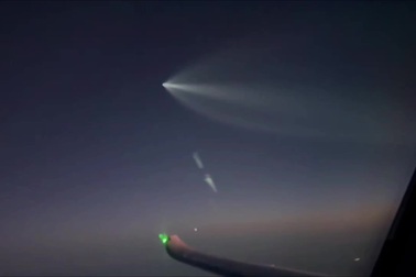 Hành khách quay được khoảnh khắc tên lửa bay lướt qua máy bay