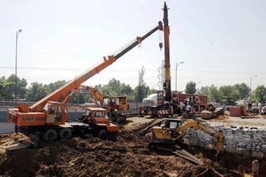 TP. HCM: Cần cẩu đổ rạp vào xe ô tô đang chạy trên đường