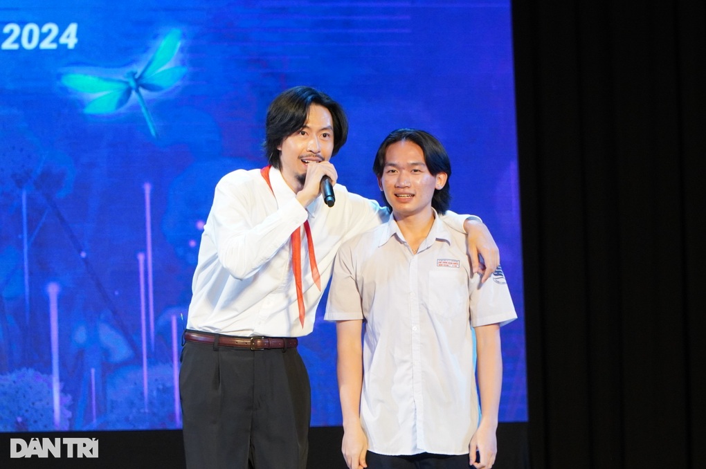 Ca sĩ Đen Vâu khuấy đảo tại lễ khai giảng ở TPHCM - 3 Ca sĩ Đen Vâu khuấy đảo tại lễ khai giảng ở TPHCM - 3