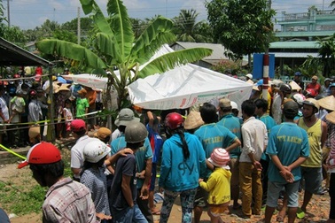 Thi thể 2 mẹ con buộc nhau trôi sông là do tự tử