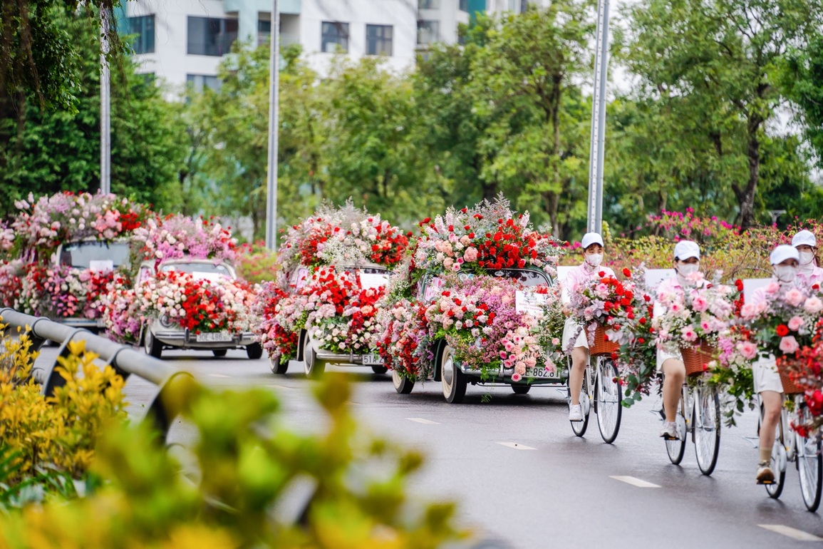 Valentine 2022: Ấn tượng màn tỏ tình với 99.999 bông hồng ở Hà Nội - 4 Valentine 2022: Ấn tượng màn tỏ tình với 99.999 bông hồng ở Hà Nội - 4