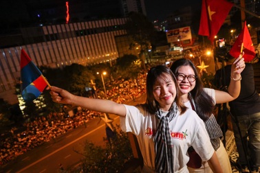 "Cắm trại" xuyên đêm giữ chỗ chờ xem Tổng duyệt diễu binh ở TPHCM