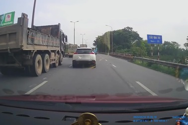 Xe ben chuyển làn bất cẩn, dồn ép đẩy văng ô tô con