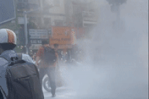 Xe máy bốc cháy khi đang chạy trên đường ở TPHCM