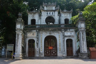 Hà Nội đạt tiêu chí vùng xanh, người dân đã được đi lễ chưa?