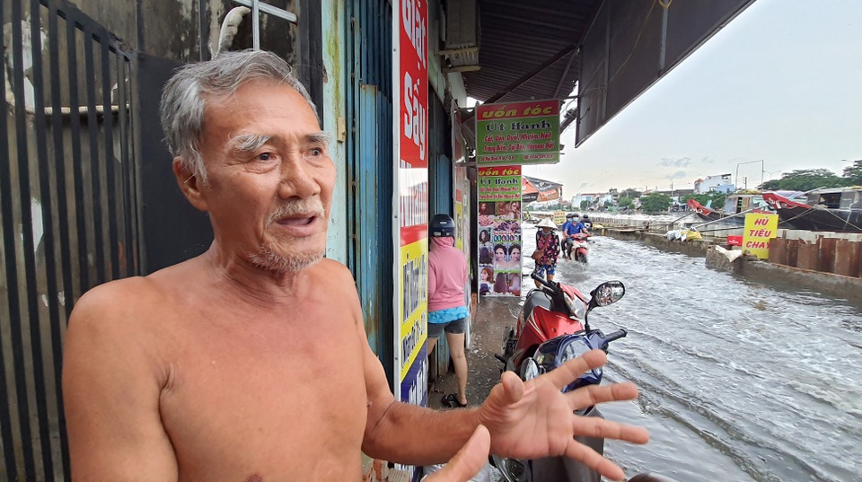 Người Sài Gòn lội nước triều cường đen ngòm về nhà sau giờ tan tầm - 5